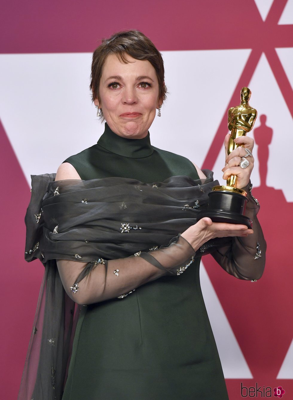 Olivia Colman posando con el premio a Mejor actriz de los Oscar 2019