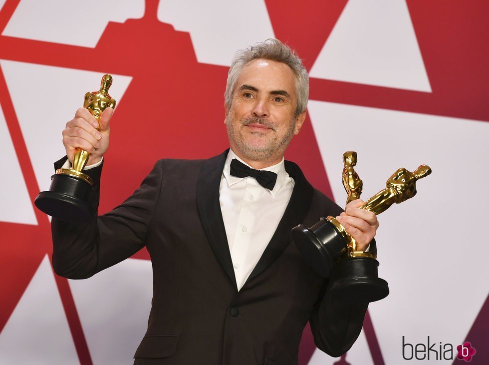 Alfonso Cuarón posando con sus tres estatuillas en los Premios Oscar 2019