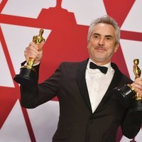 Alfonso Cuarón posando con sus tres estatuillas en los Premios Oscar 2019