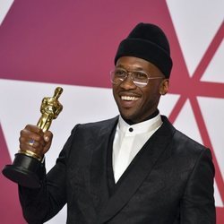 Mahershala Ali posando con el Oscar 2019 a Mejor actor de reparto