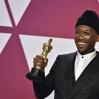 Mahershala Ali posando con el Oscar 2019 a Mejor actor de reparto