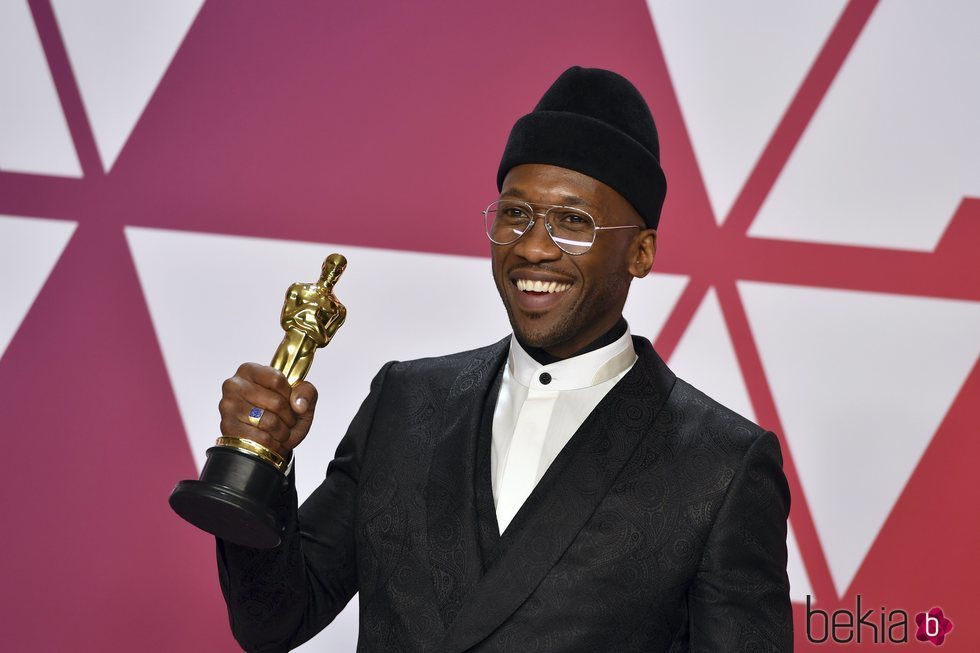 Mahershala Ali posando con el Oscar 2019 a Mejor actor de reparto