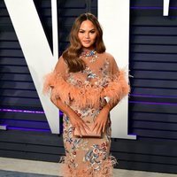 Chrissy Teigen en la fiesta Vanity Fair tras los Premios Oscar 2019