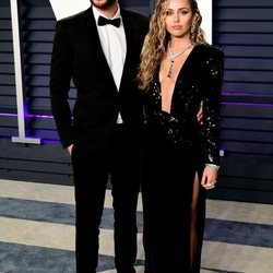 Miley Cyrus y Liam Hemsworth en la fiesta Vanity Fair tras los Premios Oscar 2019