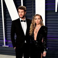 Miley Cyrus y Liam Hemsworth en la fiesta Vanity Fair tras los Premios Oscar 2019