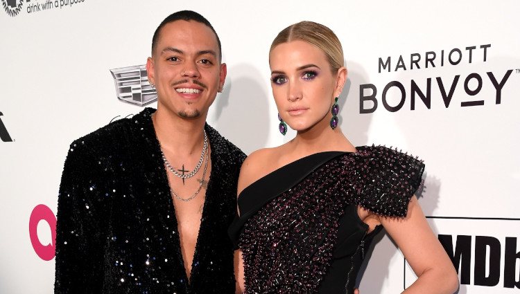 Evan Ross y Ashlee Simpson en la fiesta de Elton John tras los Premios Oscar 2019