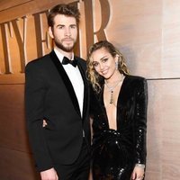 Miley Curys y Lima Hemsworth disfrutando de loa fiesta de Vanity Fair en los Premios Oscar 2019