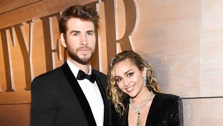 Miley Curys y Lima Hemsworth disfrutando de loa fiesta de Vanity Fair en los Premios Oscar 2019