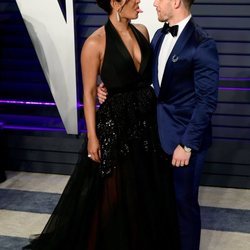 Priyanka Chopra y Nick Jonas posan divertidos en la fiesta de Vanity Fair tras los Premios Oscar 2019