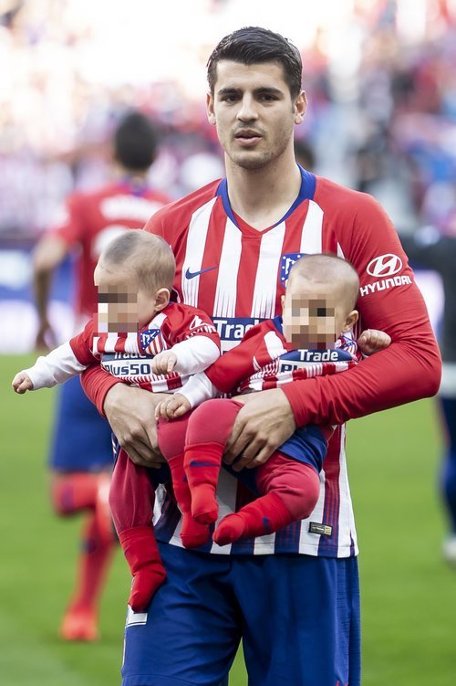 Álvaro Morata con sus hijos Alessandro y Leonardo antes de jugar un partido con el Atlético de Madrid