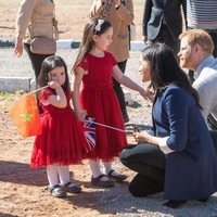 El Príncipe Harry y Meghan Markle con dos niñas en Marruecos