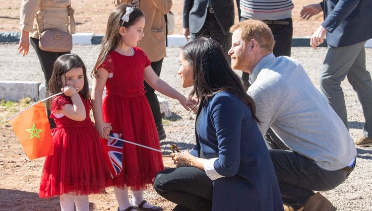 El Príncipe Harry y Meghan Markle con dos niñas en Marruecos