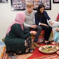 El Príncipe Harry y Meghan Markle con dos niñas durante su visita a un hogar de 'Education for All' en Marruecos