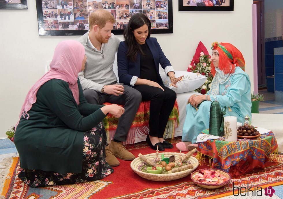 El Príncipe Harry y Meghan Markle con dos niñas durante su visita a un hogar de 'Education for All' en Marruecos