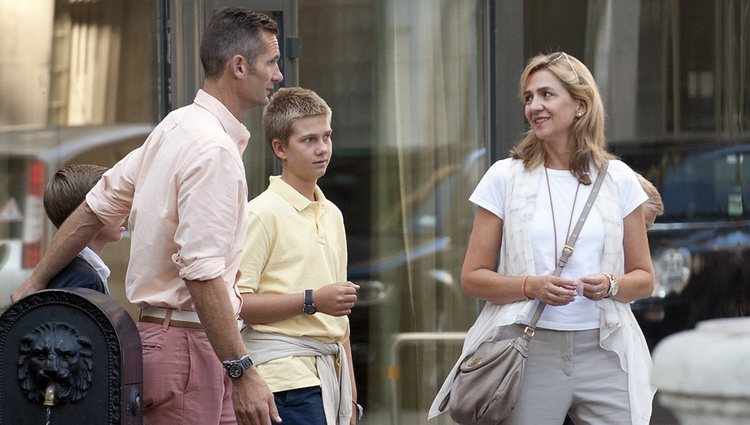 La Infanta Cristina e Iñaki Urdangarin con su hijo Juan Urdangarin en Ginebra