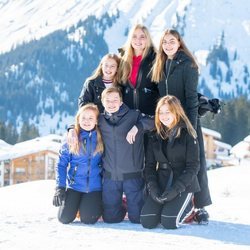 Amalia, Alexia y Ariane de Holanda con sus primos Eloísa, Claus y Leonor de Orange-Nassau en Lech