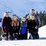 Guillermo Alejandro y Máxima de Holanda con sus hijas Amalia, Alexia y Ariane en Lech