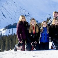 Guillermo Alejandro y Máxima de Holanda con sus hijas Amalia, Alexia y Ariane en Lech