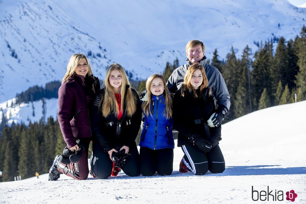 Guillermo Alejandro y Máxima de Holanda con sus hijas Amalia, Alexia y Ariane en Lech