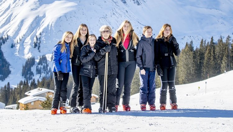 Beatriz de Holanda con sus nietos en Lech