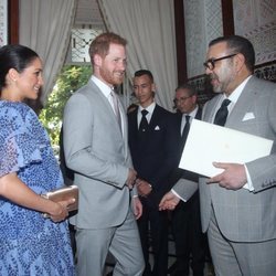 El Príncipe Harry y Meghan Markle saludan a Mohamed VI durante su visita oficial a Marruecos