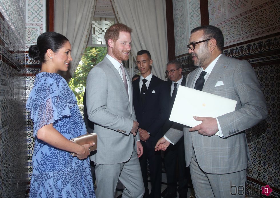 El Príncipe Harry y Meghan Markle saludan a Mohamed VI durante su visita oficial a Marruecos