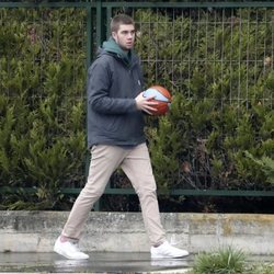 Juan Urdangarin con un balón de baloncesto