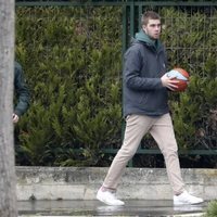 Juan Urdangarin con un balón de baloncesto