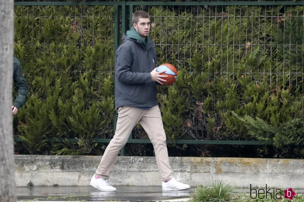 Juan Urdangarin con un balón de baloncesto