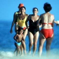 María del Monte con Isabel Pantoja y Chabelita Pantoja en la playa