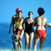 María del Monte con Isabel Pantoja y Chabelita Pantoja en la playa