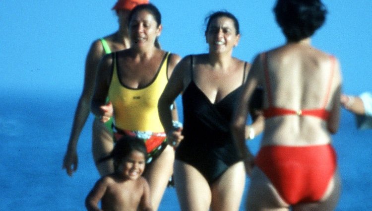 María del Monte con Isabel Pantoja y Chabelita Pantoja en la playa