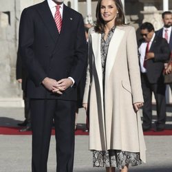 Los Reyes Felipe y Letizia en la recepción al Presidente de Perú y a su esposa en el Palacio Real