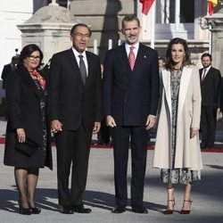 Los Reyes Felipe y Letizia con el Presidente de Perú, Martín Vizcarra, y su esposa en su recepción oficial