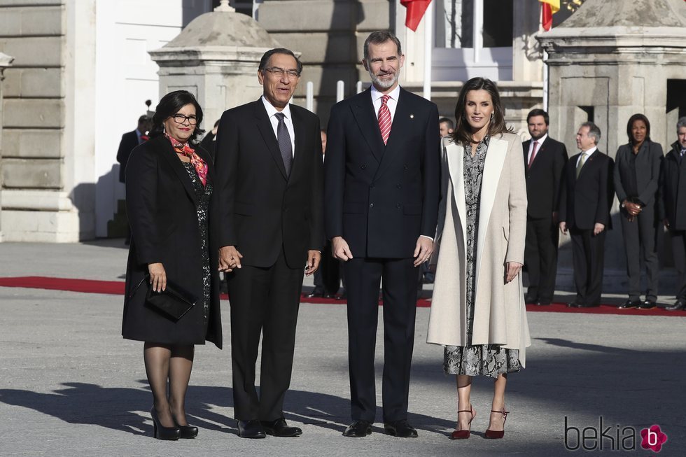 Los Reyes Felipe y Letizia con el Presidente de Perú, Martín Vizcarra, y su esposa en su recepción oficial