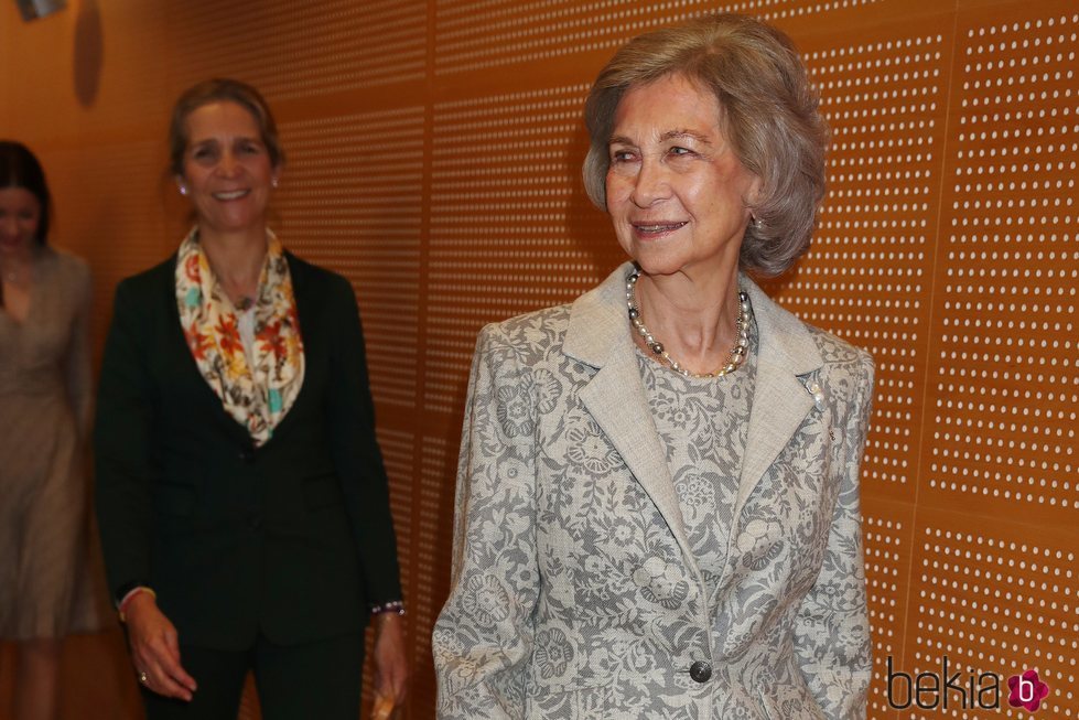 La Reina Sofía entrega las becas de la Fundación Reina Sofía junto a la Infanta Elena