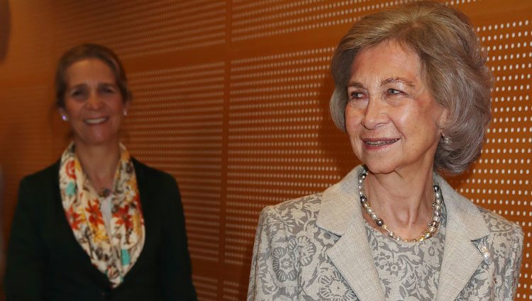 La Reina Sofía entrega las becas de la Fundación Reina Sofía junto a la Infanta Elena