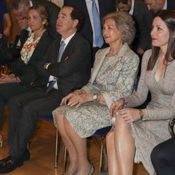 La Reina Sofía y la Infanta Elena durante la entrega de becas de la Fundación Reina Sofía