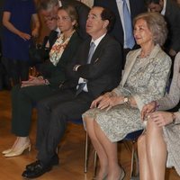 La Reina Sofía y la Infanta Elena durante la entrega de becas de la Fundación Reina Sofía