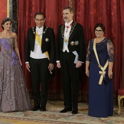 Los Reyes Felipe y Letizia con el Presidente de Perú, Martín Vizcarra, y su esposa en la cena de gala en el Palacio Real