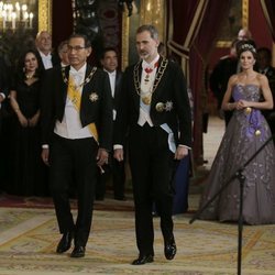 El Rey Felipe y Martín Vizcarra con la Reina Letizia detrás en la cena de gala al Presidente de Perú en el Palacio Real