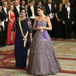 La Reina Letizia y Maribel Díaz Cabello en la cena de gala al Presidente de Perú