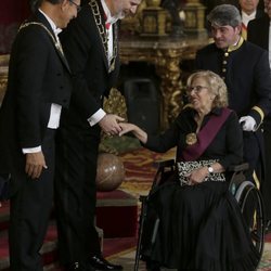 Manuela Carmena saluda al Rey Felipe en la cena de gala al Presidente de Perú