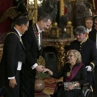 Manuela Carmena saluda al Rey Felipe en la cena de gala al Presidente de Perú