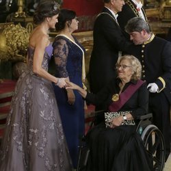 Manuela Carmena saluda a la Reina Letizia en la cena de gala al Presidente de Perú