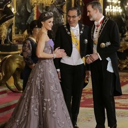 Los Reyes Felipe y Letizia charlando con Martín Vizcarra y Maribel Díaz Cabello en el Palacio Real