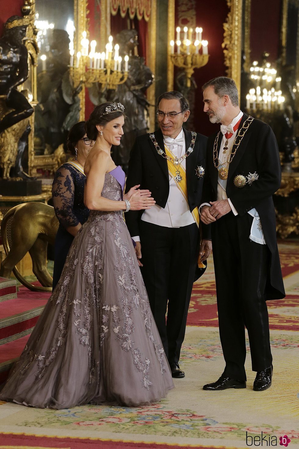 Los Reyes Felipe y Letizia charlando con Martín Vizcarra y Maribel Díaz Cabello en el Palacio Real