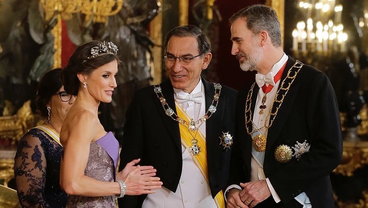 Los Reyes Felipe y Letizia charlando con Martín Vizcarra y Maribel Díaz Cabello en el Palacio Real