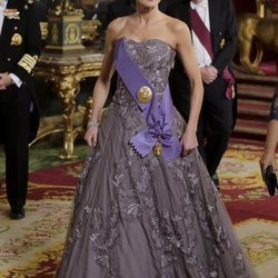 La Reina Letizia con la tiara floral y el vestido que llevó en la boda de los Duques de Cambridge