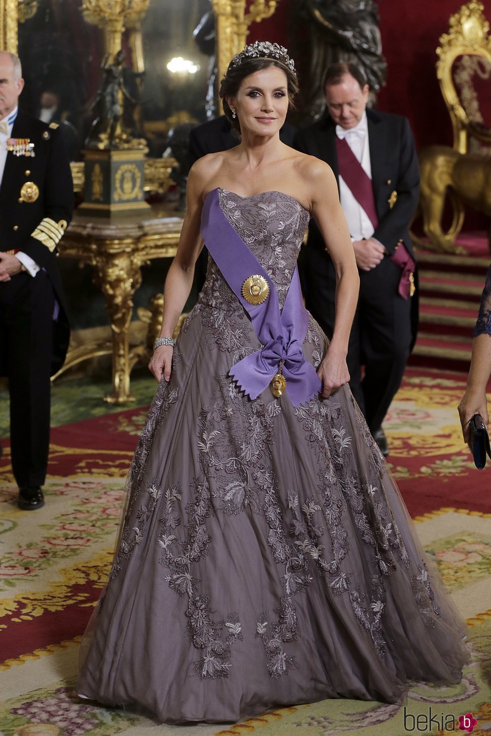 La Reina Letizia con la tiara floral y el vestido que llevó en la boda de los Duques de Cambridge